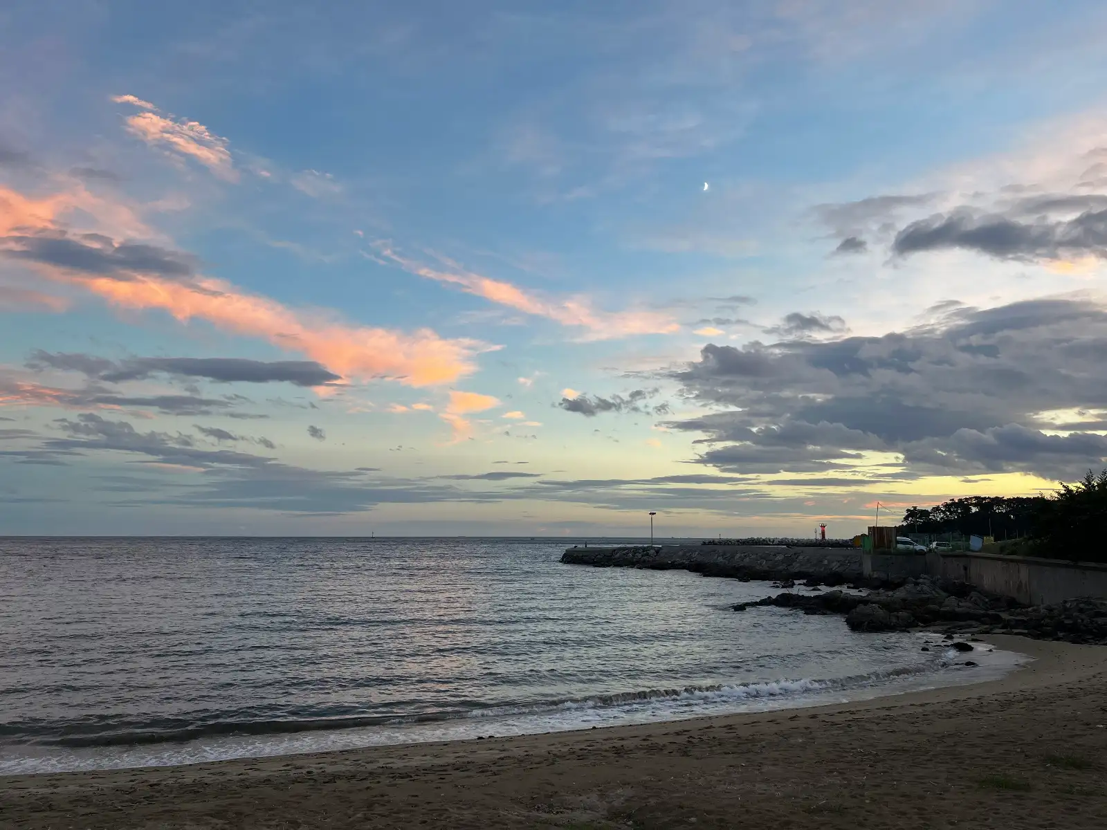 Изображение маленького пляжа в районе Osiria